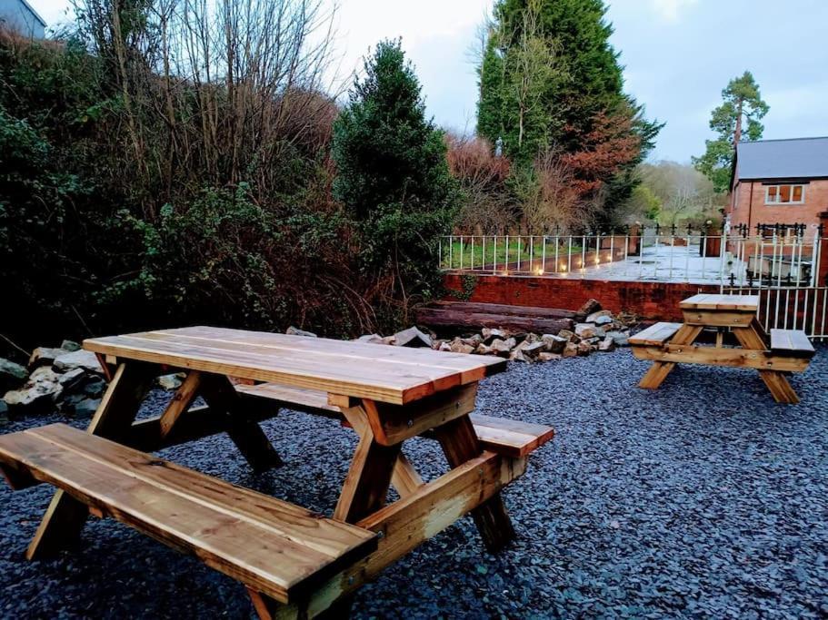 Henllan  The West Wing At Eriviat Hall Hot Tub מראה חיצוני תמונה