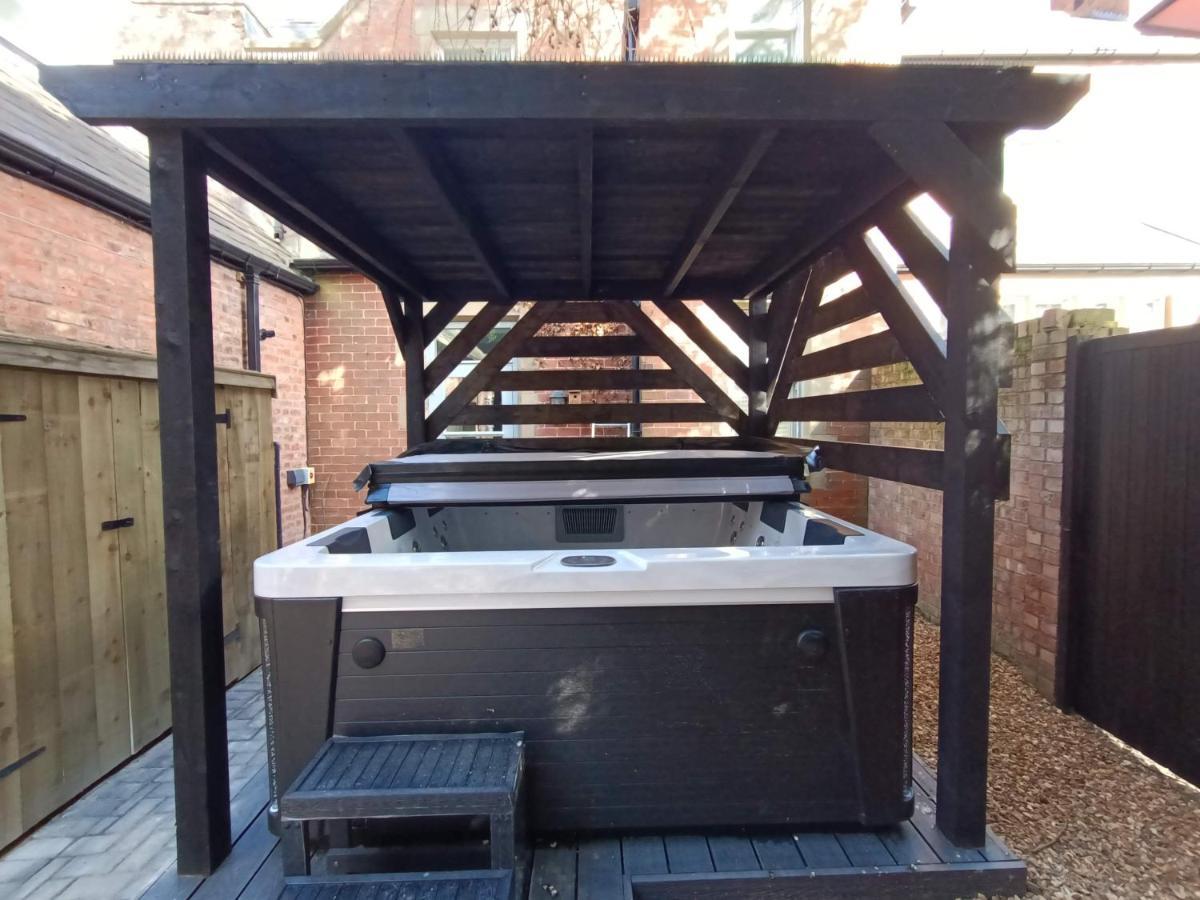 Henllan  The West Wing At Eriviat Hall Hot Tub מראה חיצוני תמונה