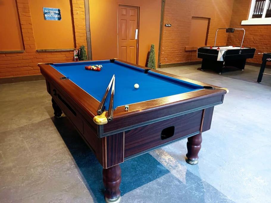 Henllan  The West Wing At Eriviat Hall Hot Tub מראה חיצוני תמונה