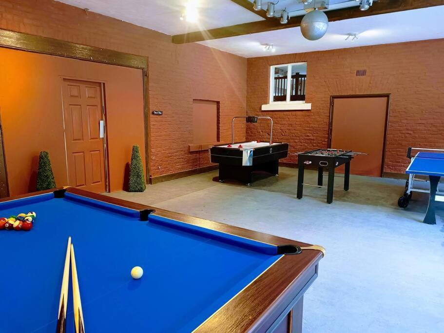 Henllan  The West Wing At Eriviat Hall Hot Tub מראה חיצוני תמונה