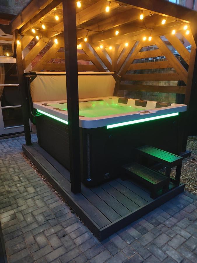 Henllan  The West Wing At Eriviat Hall Hot Tub מראה חיצוני תמונה
